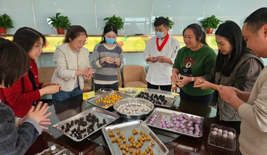 滾湯圓、猜燈謎、制花燈~~元宵節(jié)就要這樣過